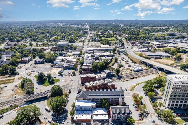 Building Photo - 360 S Elm St