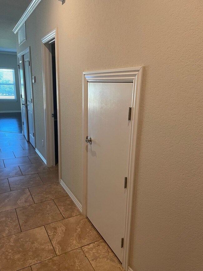 Building Photo - 3-Bedroom, 2.5-Bath TOWNHOME IN ROGERS!!!!