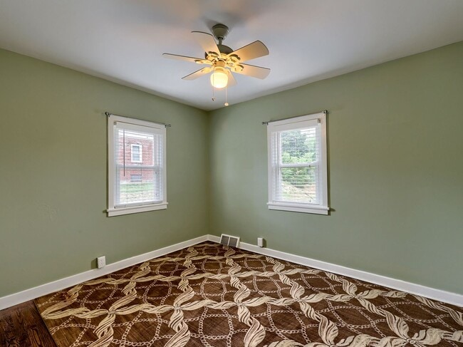 Building Photo - Adorable 2 Bedroom Single Family Home