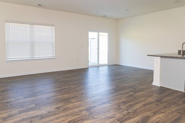 Building Photo - Move In Ready!!
