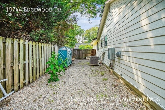 Building Photo - 15744 Edgewood Dr