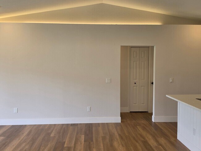 Building Photo - FOR RENT!!! SIMPLY STUNNING (REMODELED) 3 BEDROOM 2 BATH SINGLE FAMILY HOME...