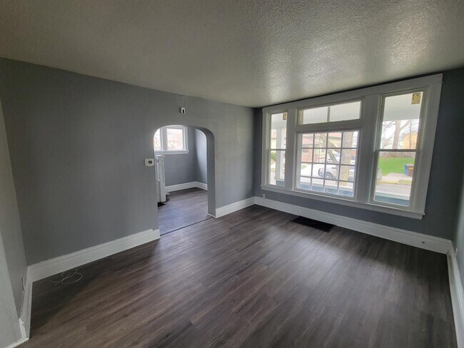 Building Photo - 1115 Maple Ave