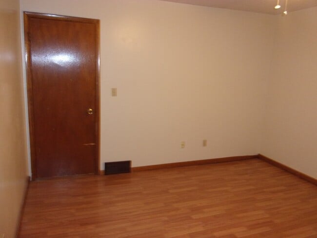 Building Photo - 473 Brentwood Dr
