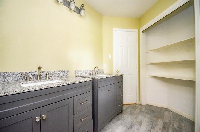 Building Photo - 318 N Cypress Estates Cir