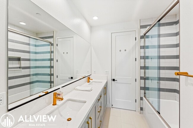 Building Photo - Coastal Modern 5 Bed/4 Bath Home Available...