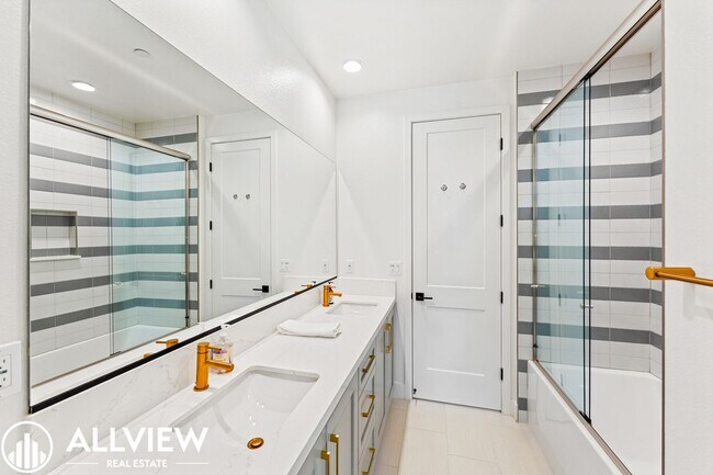 Building Photo - *Limited Move In Special! $1,000 Off First...