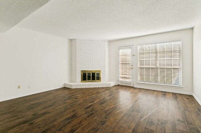 Building Photo - Beautifully Updated 2-Bedroom Condo in Gated Indian Creek Community!