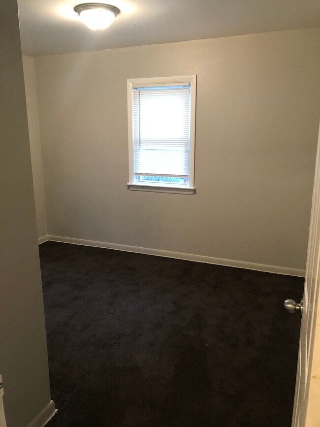 Building Photo - 1096 Silvercrest Ave