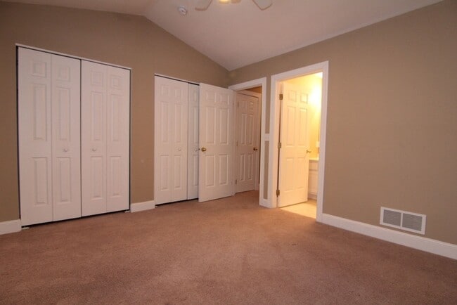Building Photo - Beautifully Renovated Large 4 bedroom Dupl...