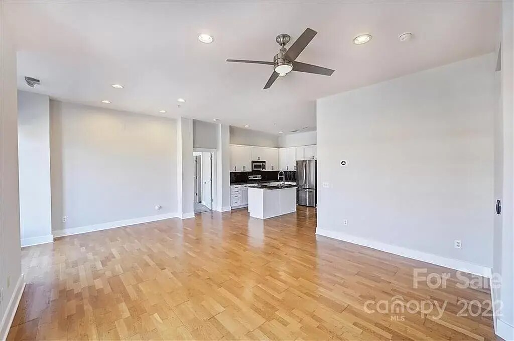 Building Photo - 911 E 8th St