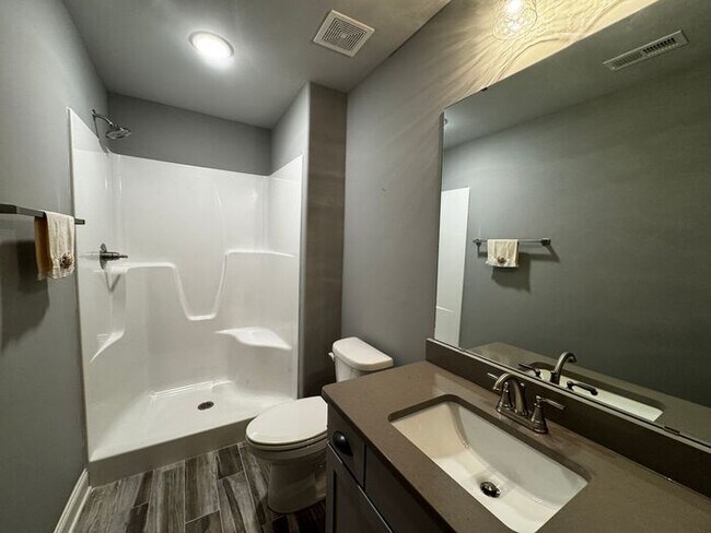 Building Photo - Spacious and luxurious with bonus room