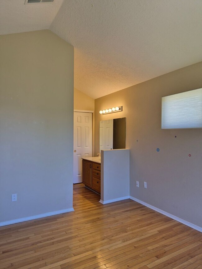 Building Photo - FIVE BEDROOMS GEM-NORTH EAST HEIGHTS
