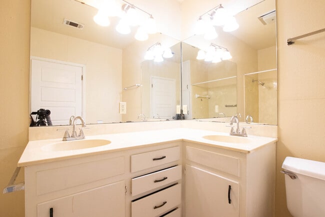 Building Photo - 1227 Ector St