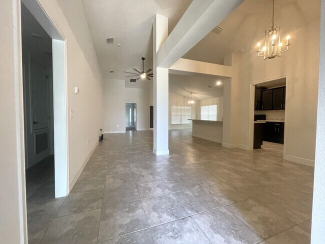 Building Photo - Amazing 3 Bed/2Bath/3 Car Garage Home in Hudson!