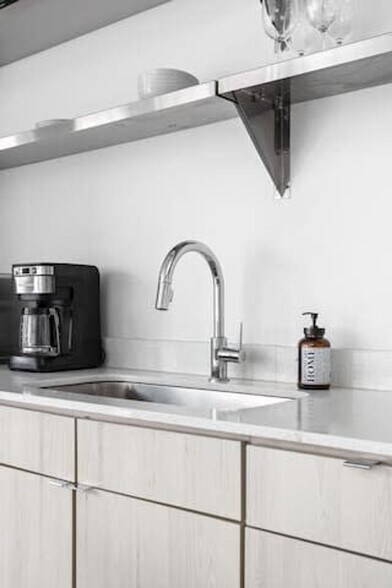 Building Photo - 747 N College Ave