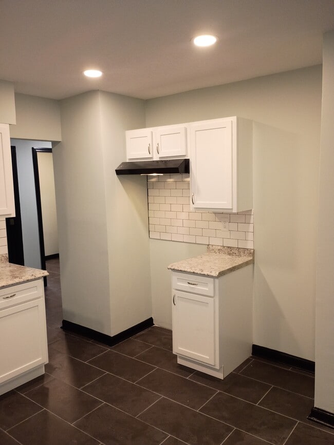 Building Photo - 2392 Zanone Ave