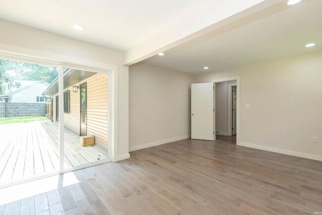 Building Photo - 4809 E Ridgewood Dr
