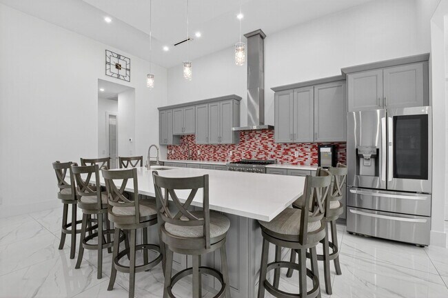 Building Photo - 711 NE 6th St