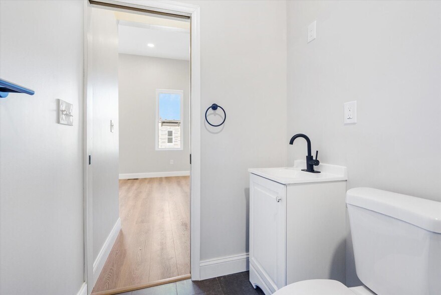 Building Photo - 1415 E Lanvale St