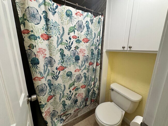 Building Photo - FOR RENT: Charming 3-Bedroom, 2-Bath Home in Yukon! - Move In Deposit-Free! (If Qualified)