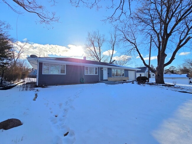 Building Photo - 29 E Lake Shore Dr