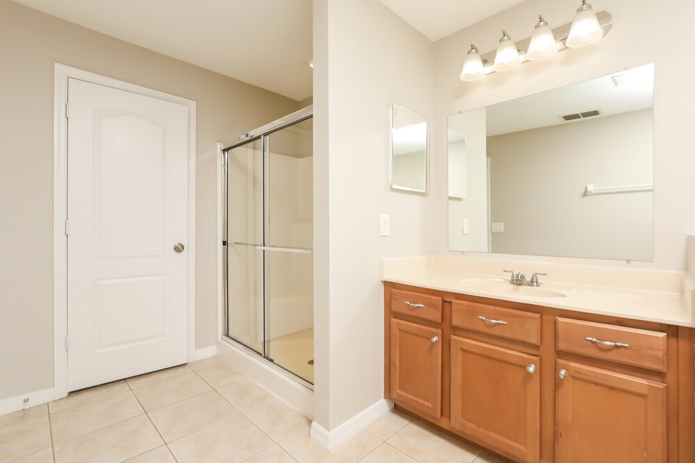 Building Photo - 2101 Woodsedge Dr