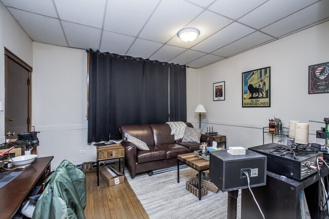 Building Photo - Spacious 1bedroom/1bath unit in Bucktown! Central Air, Dishwasher, FREE Laundry! Near Metra!