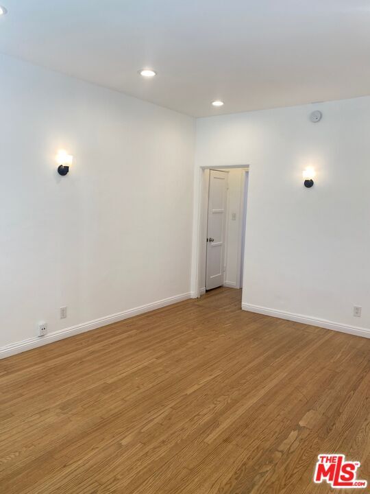 Building Photo - 837 Alexandria Ave