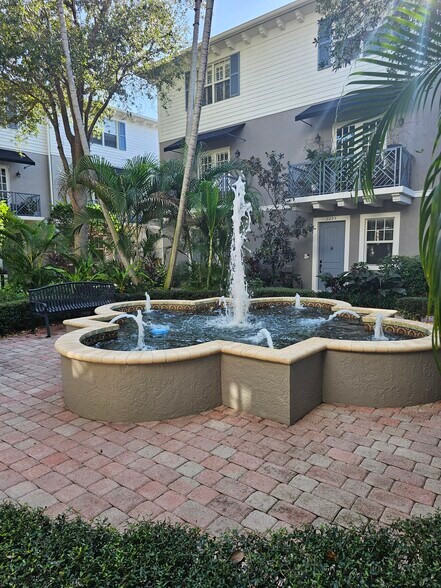 Building Photo - 2309 NE 9th Ave