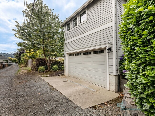 Building Photo - 264 D Ave