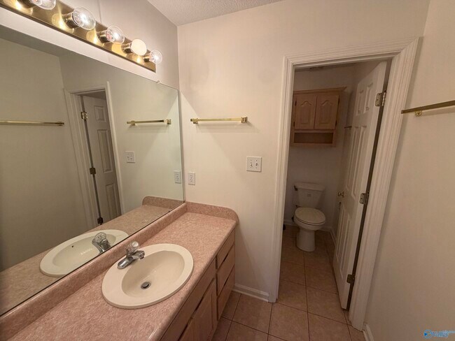 Building Photo - 313 Woodridge Dr SW
