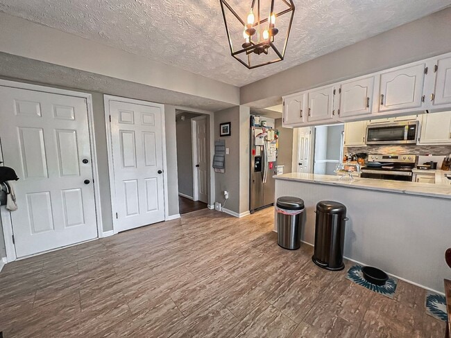 Building Photo - Beautiful and Spacious 4 Bedroom 2.5 Bathr...