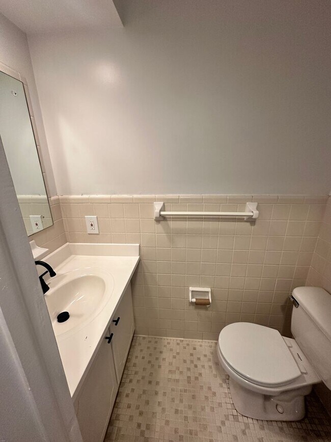 Building Photo - Beautiful 2 Bedroom 1.5 Bath Townhome!