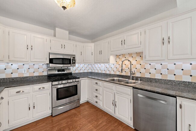 Building Photo - Spacious Single-Family Home in Great Location!