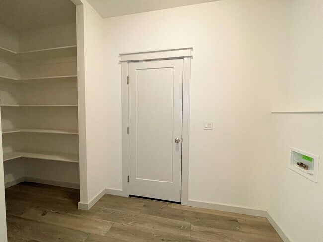 Building Photo - Beautiful3 bed 2,5 bath townhouse in Garden City