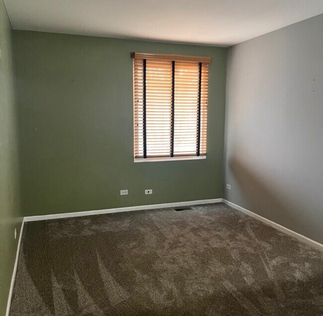 Building Photo - 939 Symphony Dr