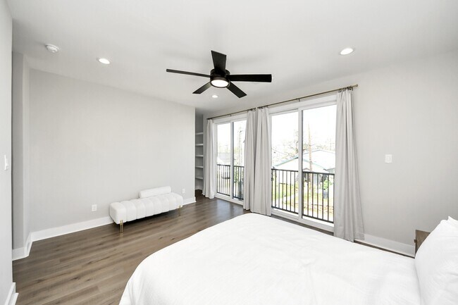 Building Photo - 410 E 41st St