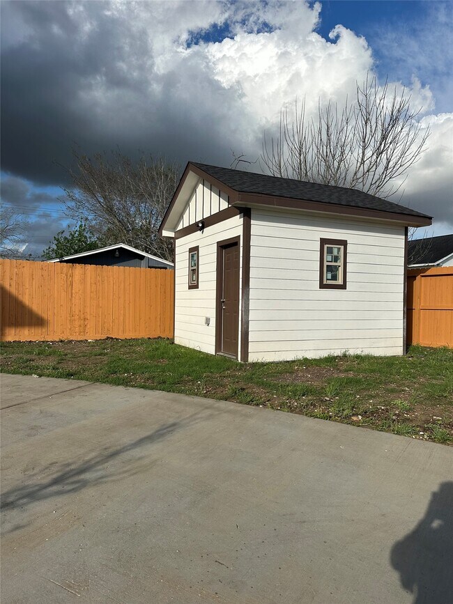 Building Photo - 8321 Coma St