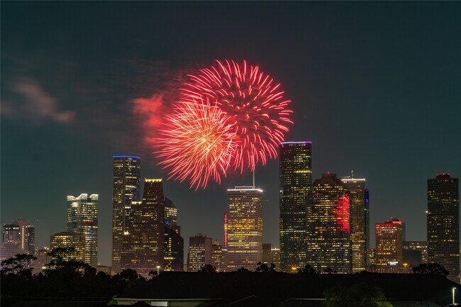 Building Photo - 711 Memorial Heights Dr