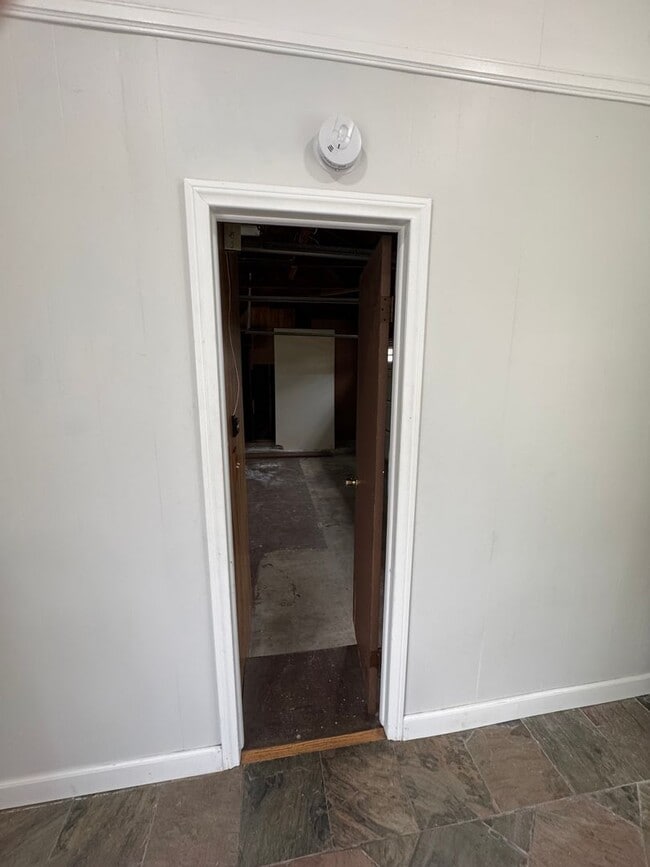 Building Photo - Beautiful 3 bedroom 2 bath Pool Home...  this one is a SHOW STOPPER