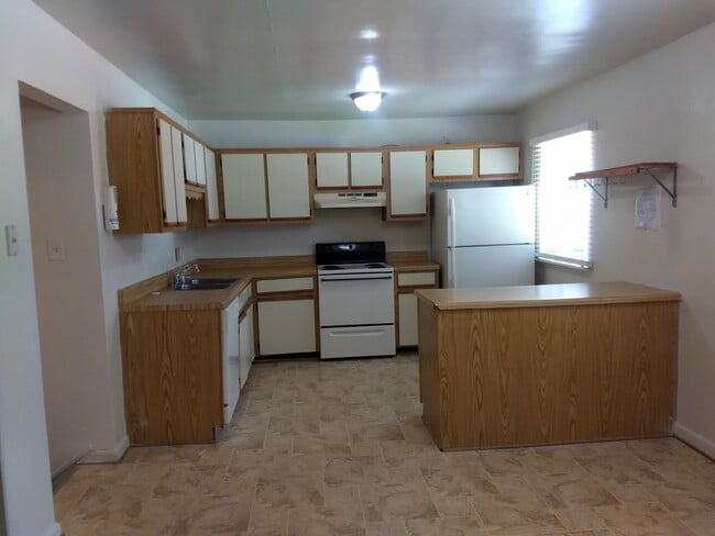 Building Photo - TRI-LEVEL HOME WITH GARAGE AND LARGE FENCE...