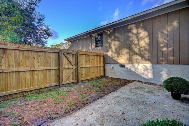 Building Photo - 180 Country Haven Dr