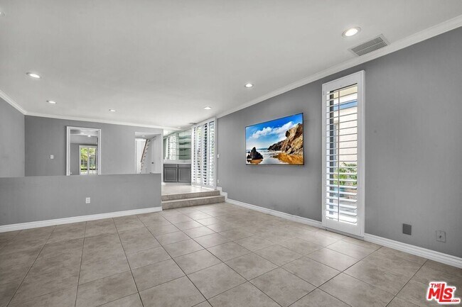 Building Photo - 7301 Vista Del Mar