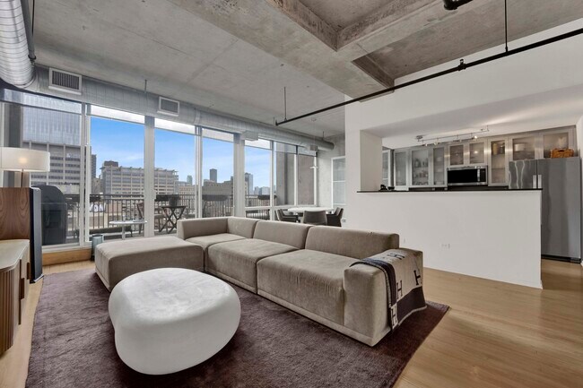 Building Photo - 700 W Van Buren St