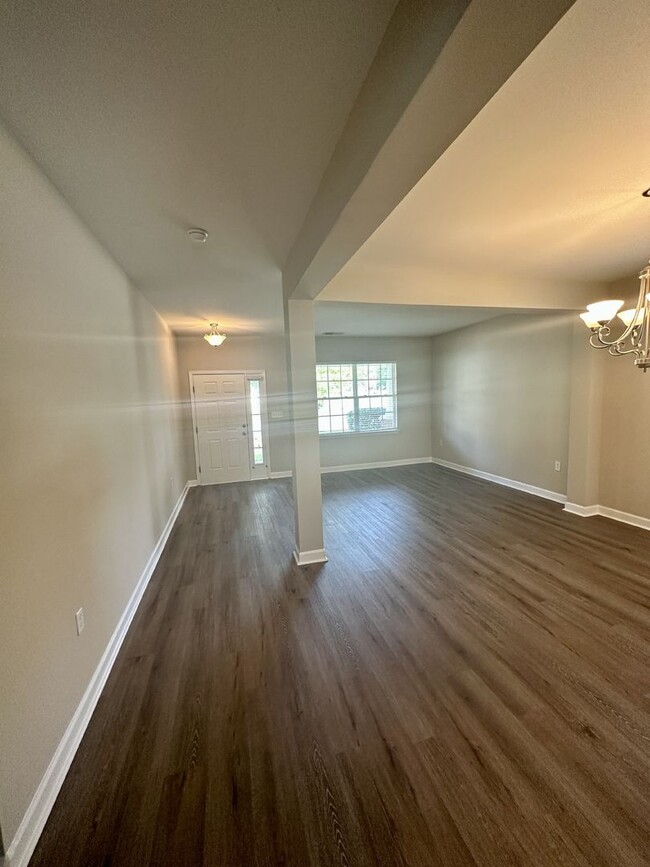 Building Photo - Spacious Home in The Cascades