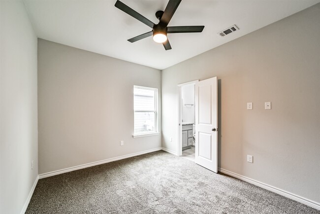 Building Photo - 16613 E Lynbrook