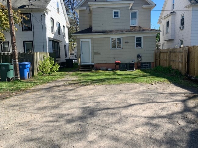 Building Photo - 112 Barton St