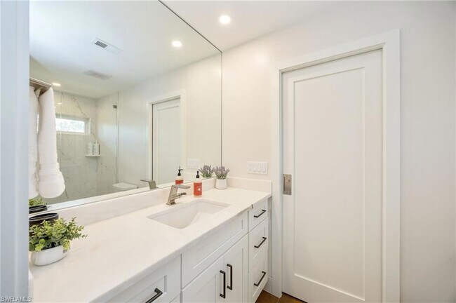 Building Photo - 409 Cypress Way E