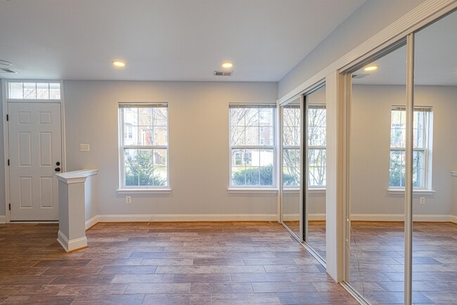 Building Photo - 904 Crestfield Dr